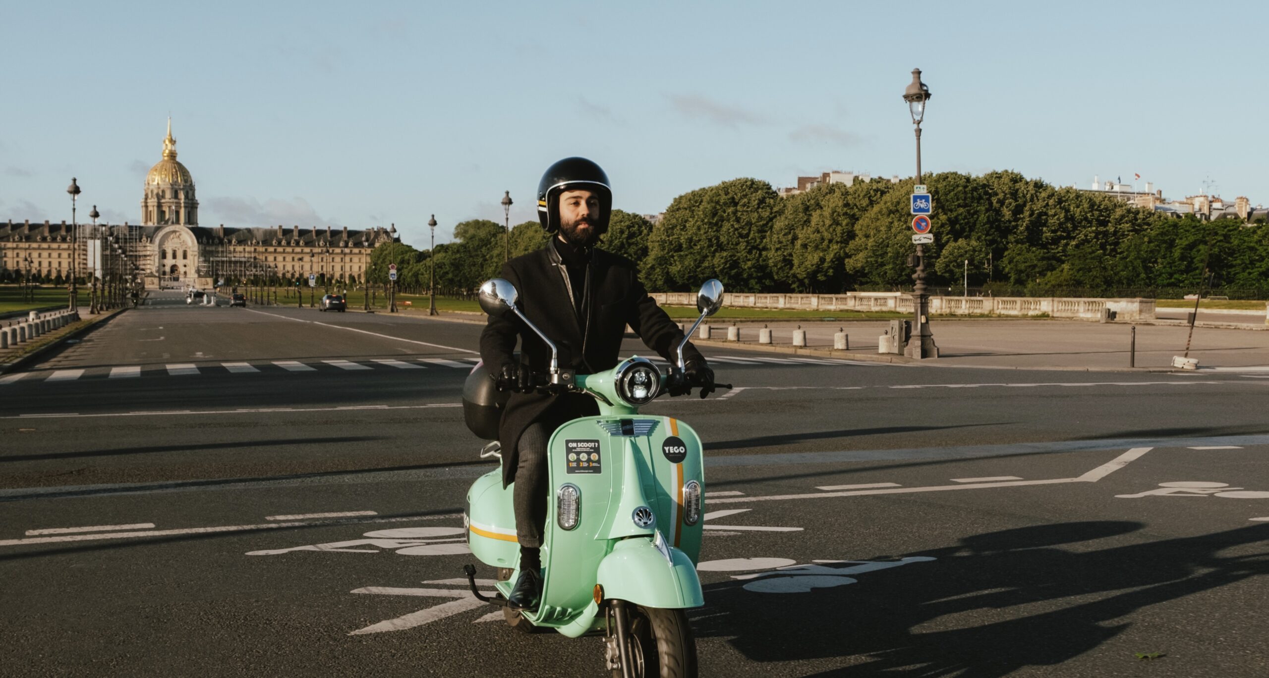 Les scooters Pink Mobility continueront de sillonner Paris