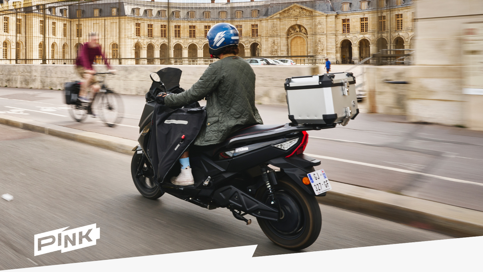 l'image représente un pink fly phase 3, le maxi scooter de pink mobility en balade à paris