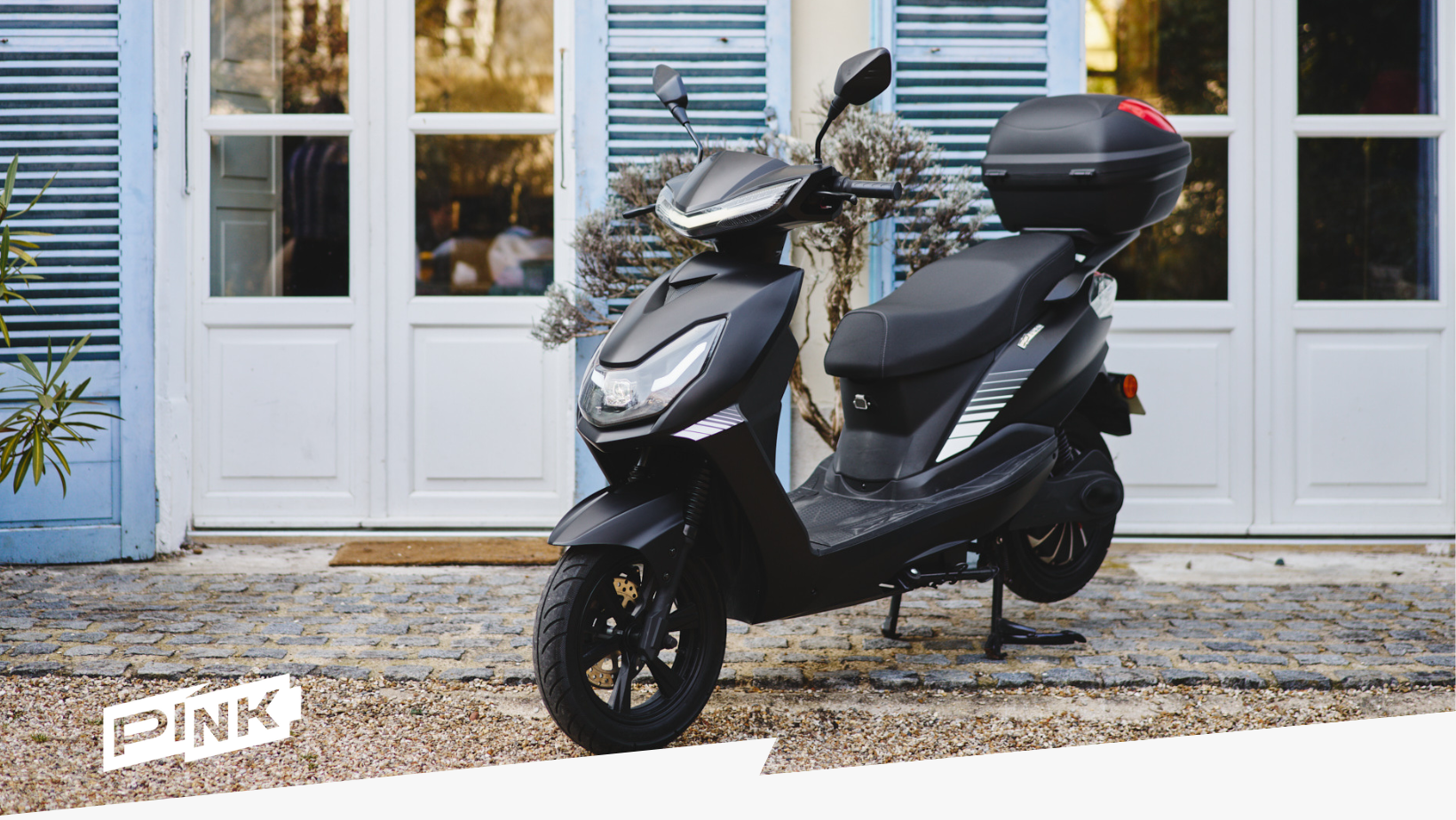 l'image représente le pink start noir, exposé devant une maison