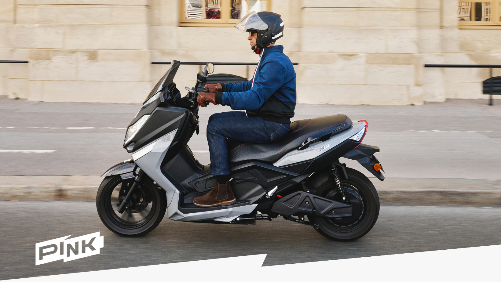 L'image représente le tout nouveau pink fly : la nouvelle version, pink fly phase 3 avec un conducteur, en plein paris