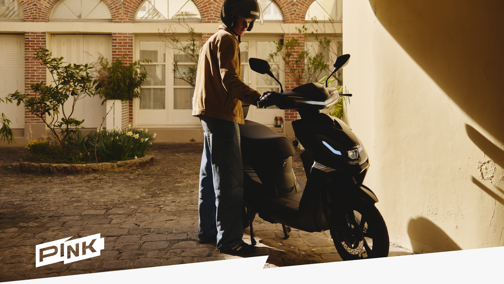 L'image représente le pink start, scooter 50 cc pas cher dans la pénombre