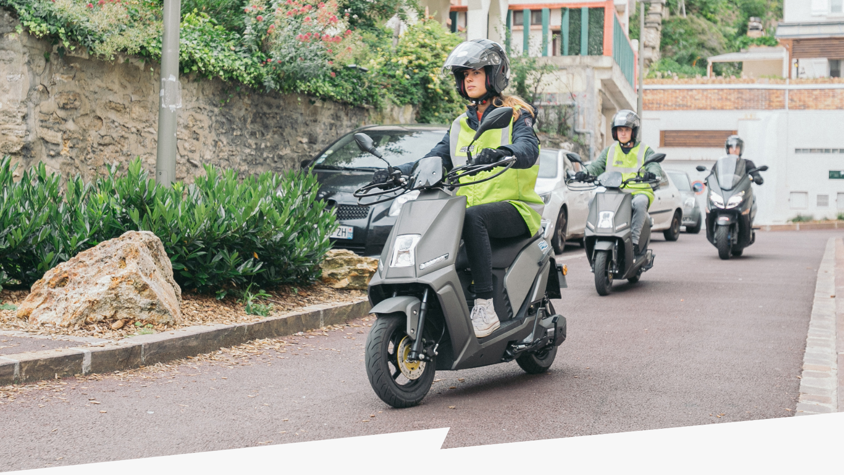 Pink Me Auto-ecole : le scooter utilisé par les écoles de conduite CER et EasyMonneret !